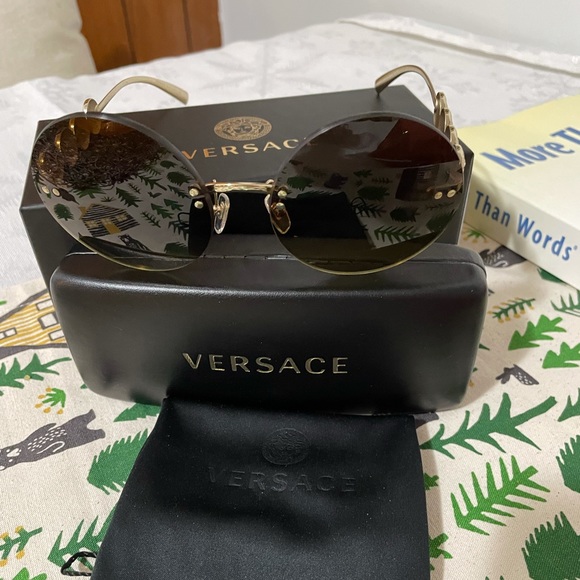 Versace sunglasses ,excellent condition. - Picture 2 of 3